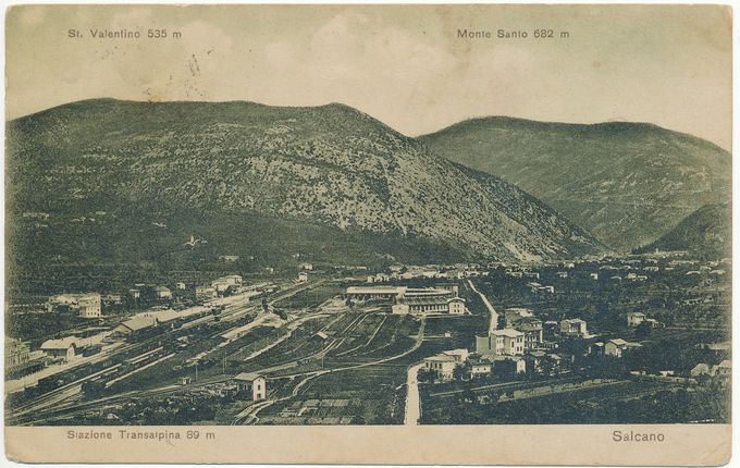 Območje Nove Gorice pred izgradnjo z železniško postajo, v ozadju Sabotin in Sveta gora. Foto hrani Pokrajinski arhiv Nova Gorica..  