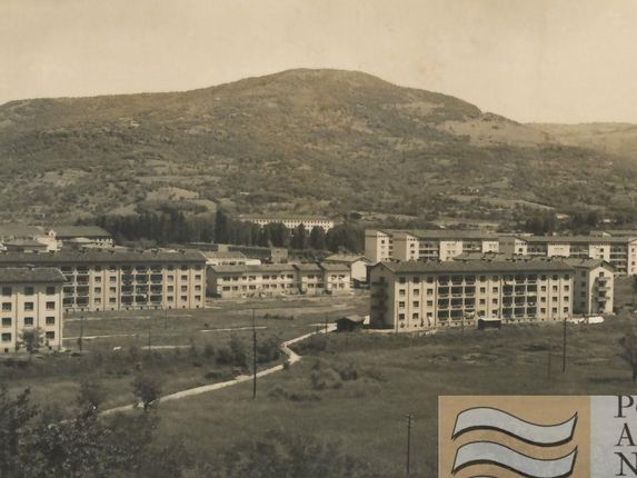 . Furstovi bloki v ospredju, ruski desno zadaj leta 1958. &copy;Foto Bavdaž - hrani Pokrajinski arhiv v Novi Gorici - PANG 667 Zbirke razglednic krajev Nova Gorica, št. 2303