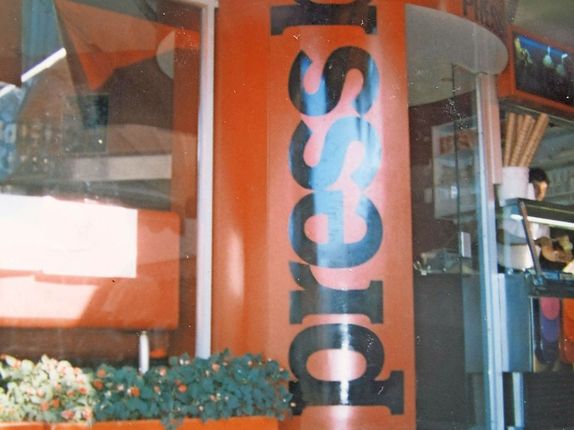 Tako je bil videti prvotni vhod v Press bar. Foto: Osebni arhiv Haruna Ajdinija. Vir: Primorske novice..  