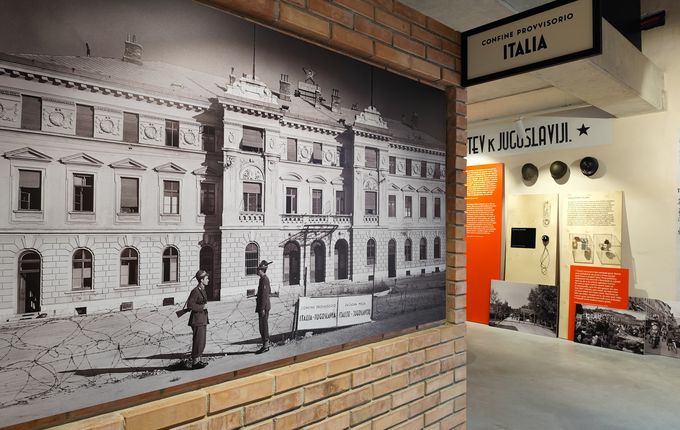 . Mejna žica pred železniško postajo v prvih povojnih letih. Razstalvljena v muzeju EPIC. &copy;Foto: Blaž Kosovel