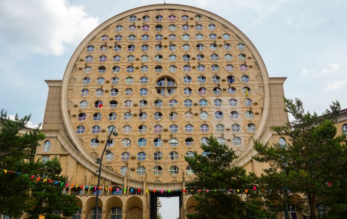 Marne-la-Vallée, največje novo mesto na vzhodu Pariza, je najbolj znano po Disneylandu (odprt 1992) in posebnosti, da je Disney lastnik zemljišča – pri drugih novih mestih je to v državni lasti. Še pred tem pa so v predelu Noisy-le-Grand leta zgradili naselje Arènes de Picasso s 540 socialnimi stanovanji. Dve osrednji okrogli stavbi so domačini poimenovali »camemberts«  (na fotografiji desno). Arhitekt: Manuel Núñez Yanowski. Foto: Blaž Kosovel.  