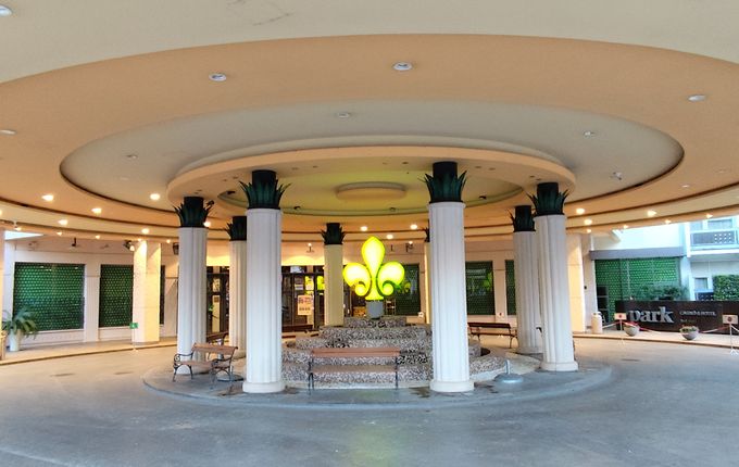 . Vhod v Hotel Park danes, po prenovi, ki je popolnoma spremenila prvoten izgled. &copy;Foto: Blaž Kosovel