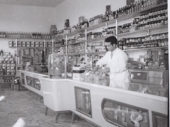 . Trgovina v nekdanji opekarni.  &copy;Foto Pavšič, hrani Goriški muzej Kromberk - Nova Gorica