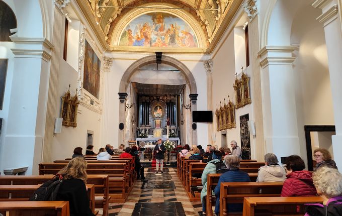 . Notranjost cerkve, kjer lokalna vodnica Mirjam Brecelj obiskovalcem predstavlja zgodovino in zanimivosti samostana. &copy;Foto: Blaž Kosovel