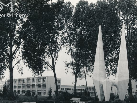 . Ikarus - spomenik Edvardu Rusjanu, začetek 60. let. V ozadju osnovna šola Milojke Štrukelj.
 &copy;Hrani Goriški muzej Kromberk – Nova Gorica