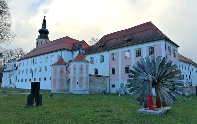 . Janes Lenassi je poleg Jakoba Savinška pobudnik kiparskih srečanj forma viva. Danes edina še delujoča je v Kostanjevici na Krki, kjer vsaki dve leti povabijo dva kiparja, da izdelata dve leseni skulpturi, ki sta razstavljeni v parku okoli Galerije Božidar Jakac, ki ima svoje prostore v nekdanjem samostanu. &copy;Foto: Blaž Kosovel