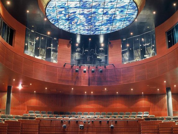 . Notranjost gledališke stavbe.  &copy;Foto atelje Pavšič Zavadlav, SNG Nova Gorica
