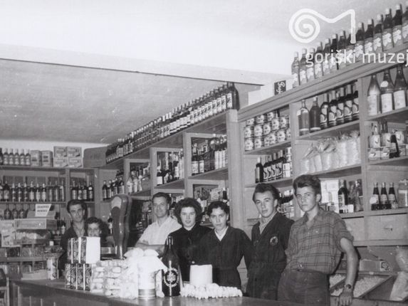 . Trgovina v nekdanji opekarni.  &copy;Foto Pavšič, hrani Goriški muzej Kromberk - Nova Gorica