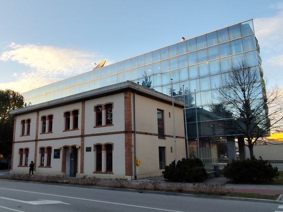 . Nekdanja uprava opekarne, edini preostali del nekdanje stavbe. Danes je v njej Dom krajevnih skupnosti Nova Gorica. &copy;Foto: Blaž Kosovel