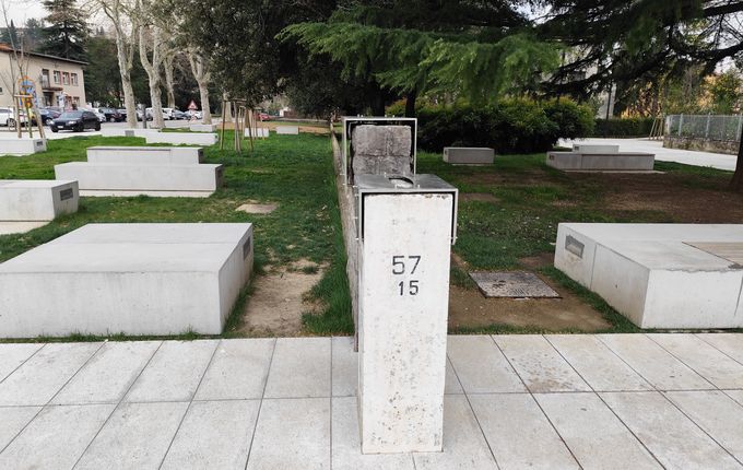 . Mejni kamen na Trg Evrope/Piazza della Transalpina &copy;Foto: Blaž Kosovel