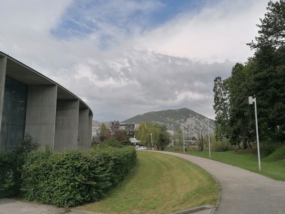 . Zadnji polkrožen del knjižnice, ki se odpira proti Borovemu gozdičku, v ozadju Sabotin.  &copy;Foto: Blaž Kosovel