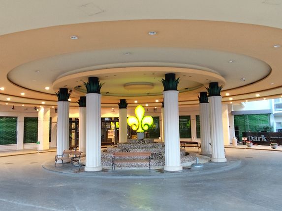 . Vhod v Hotel Park danes, po prenovi, ki je popolnoma spremenila prvoten izgled. &copy;Foto: Blaž Kosovel