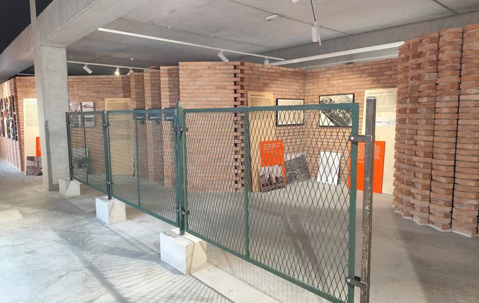 . Zelena ograja, ki je bila meja med Jugoslavijo (kasneje Slovenijo) in Italijo. Danes razstavljena v muzeju EPIC.  &copy;Foto: Blaž Kosovel