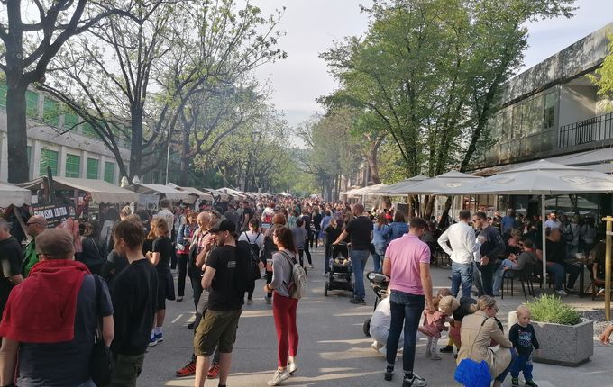 Prvo mestno sprehajalisce in hotel park-danes, odprta kuhinja. Odprta kuhinja na Delpinovi ulici. &copy;Blaž Kosovel