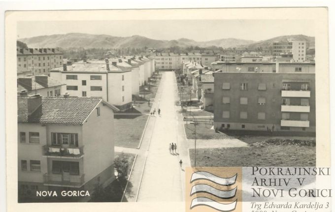 . Prešernova ulica na začetku 60. let. &copy;Razglednico hrani Pokrajinski arhiv v Novi Gorici - PANG 667 Zbirke razglednic krajev Nova Gorica 587