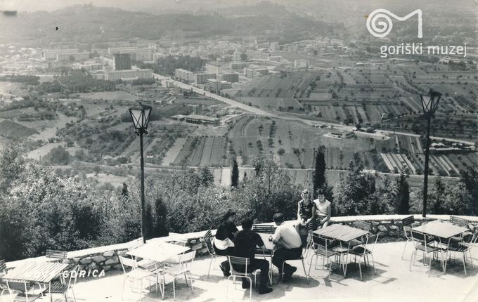 . Panorama di Nova Gorica e Gorizia in fondo. Cartolina, anni Sessanta. &copy;Foto conservata presso il Goriški muzej Kromberk - Nova Gorica.