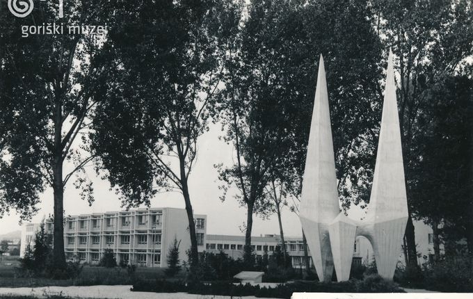 . Ikarus - spomenik Edvardu Rusjanu, začetek 60. let. V ozadju osnovna šola Milojke Štrukelj.
 &copy;Hrani Goriški muzej Kromberk – Nova Gorica