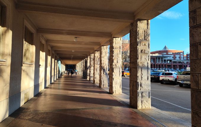 Občinske arkade, v ozadju gledališče. Foto: Blaž Kosovel.  