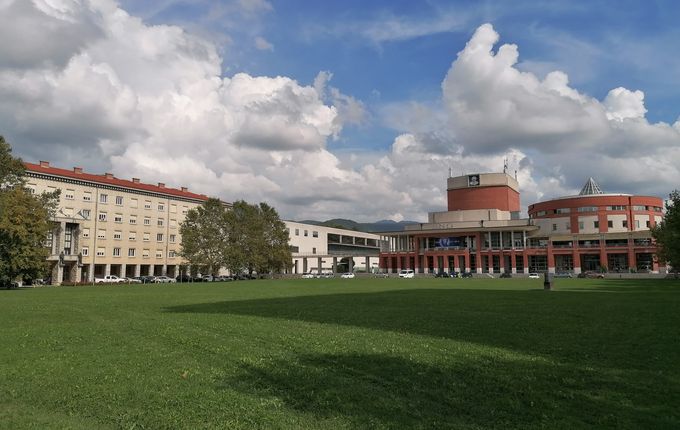 Trg Edvarda Kardelja, na levi občina, v sredini knjižnica in na desni gledališče. Foto: Blaž Kosovel.  