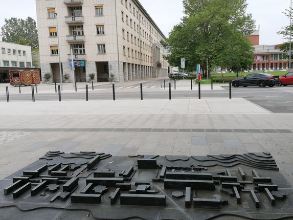 Maketa prvotnega načrta, v ozadju občina. Foto: Blaž Kosovel.  