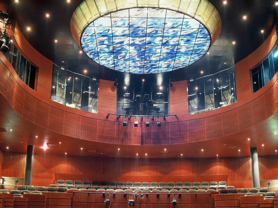 . Notranjost gledališke stavbe.  &copy;Foto atelje Pavšič Zavadlav, SNG Nova Gorica