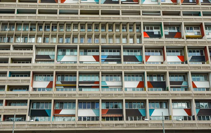 . Le Corbusier: Unité d’habitation (stanovanjska enota), Berlin, 1957. Vodilni modernistični arhitekt in urbanist je zgradil več takšnih velikih stanovanjskih blokov kot modele prihodnjega bivanja, v katerih so bile vse življenjske potrebe zbrane na enem mestu. &copy;Foto: Blaž Kosovel