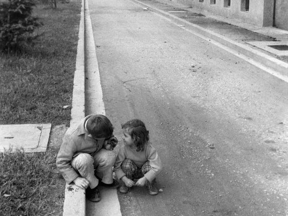 . Otroka pred Ruskimi bloki v Novi Gorici, 1960 &copy;Svetozar Bušič, Muzej novejše in sodobne zgodovine Slovenije