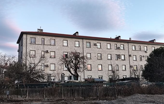 Železničarski bloki na današnji Prvomajski ulici, v bližini Erjavčeve ulice. Foto: Blaž Kosovel..  