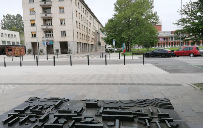 Maketa prvotnega načrta, v ozadju občina. Foto: Blaž Kosovel.  