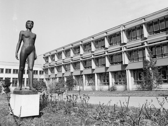 . Gimnazija in osnovna šola, na levi kip Petnajstletna kiparja Borisa Kalina. &copy;Foto Pavšič, hrani Goriški muzej Kromberk - Nova Gorica