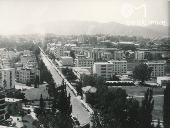 . Pogled na Erjavčevo ulico iz nebotičnika.  &copy;Fotografijo hrani Goriški muzej Krobmerk - Nova Gorica.