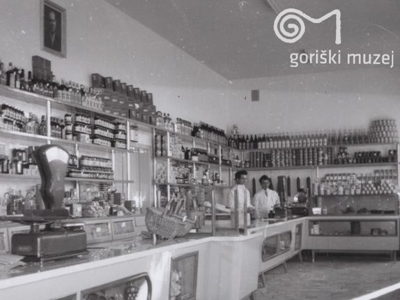 . Trgovina v nekdanji opekarni.  &copy;Foto Pavšič, hrani Goriški muzej Kromberk - Nova Gorica