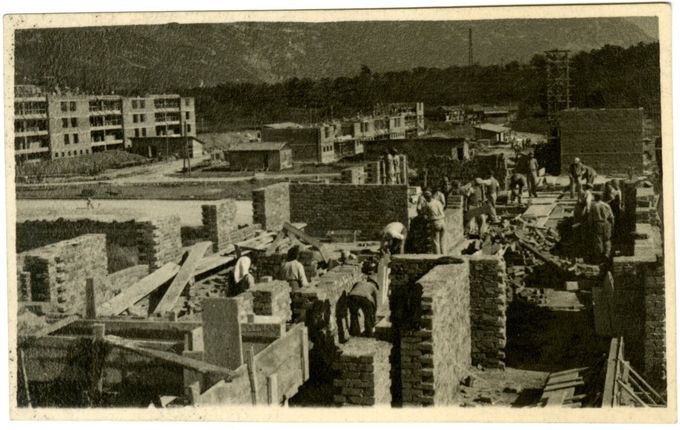 Gradnja ruskih blokov. vir: Muzej za arhitekturo in oblikovanje, Ljubljana.  