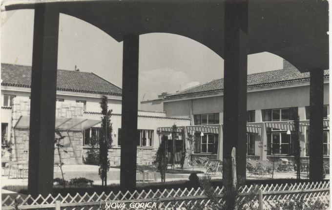 Valovita betonska streha in odprto plesišče, foto: Branko Morenčič, vir: kamra.si.  