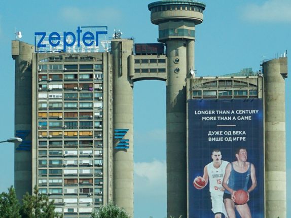 . Genex stolpnica oziroma Zahodna mestna vrata na začetku Novega Beograda in posledično tudi samega Beograda. Višina: 154 metrov, dolga leta najvišja zgradba v prestolnici. &copy;Foto: Blaž Kosovel
