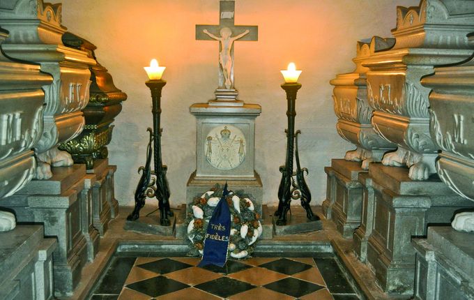 Grobnica Karla X. in njegove družine v samostanu Kostanjevica..  