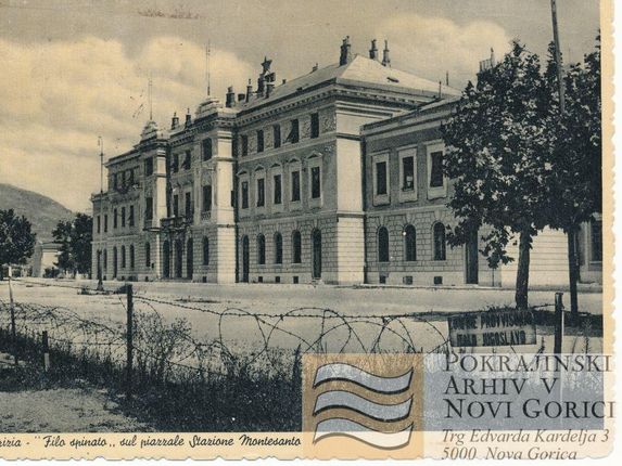 . Železniška postaja kmalu po razmejitvi leta 1947, bodeča žica teče po novi meji med Italijo in Jugoslavijo.  &copy;Postcard from the collection of Regional Archive in Nova Gorica (Pokrajinski arhiv v Novi Gorici). PANG 0667 Nova Gorica: železniška postaja, meja [razglednica]