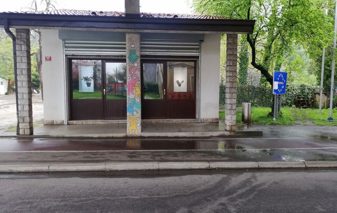 Bivak urbane kulture Carinarnica, nekdanji mejni prehod. Foto: Društvo humanistov Goriške..  