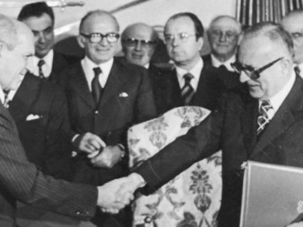 . Podpisnika pogodbe, jugoslovanski zunanji minister Miloš Minić (levo) in njegov italijanski kolega Mariano Rumor (desno). &copy;www.arcipelagoadriatico.it