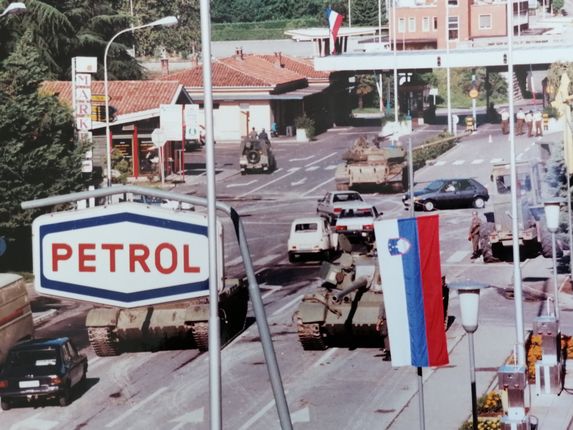 . Ob slovenskem osamosvajanju junija 1991 so tu potekali boji med jugoslovansko vojsko, ki je na mejo pripeljala tanke, in slovensko teritorialno obrambo. 