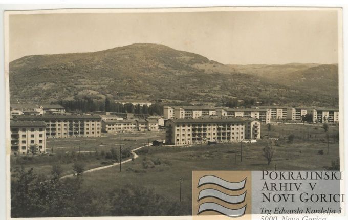 . Furstovi bloki v ospredju, ruski desno zadaj leta 1958. &copy;Foto Bavdaž - hrani Pokrajinski arhiv v Novi Gorici - PANG 667 Zbirke razglednic krajev Nova Gorica, št. 2303