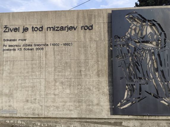 Spomenik mizarjem v Solkanu. Foto: Blaž Kosovel.  