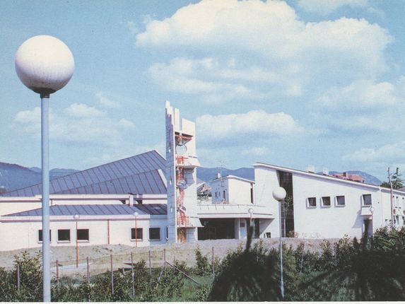 Cerkev Kristuta Odrešenika nekoč. .  &copy;Razglednico hrani Pokrajinski arhiv v Novi Gorici - PANG 667 Zbirke razglednic krajev Nova Gorica 