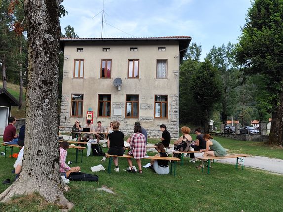 . Degrowth Political School 2024 pred nekdanjo italijansko šolo. &copy;Foto: Blaž Kosovel