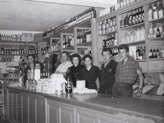 . Trgovina v nekdanji opekarni.  &copy;Foto Pavšič, hrani Goriški muzej Kromberk - Nova Gorica