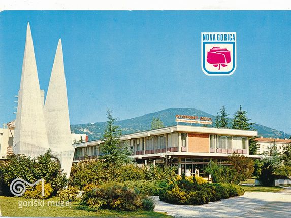 . Razglednica središča Nove Gorica konec šestdesetih let s spomenikom Ikarus. &copy;hrani Goriški muzej Kromberk – Nova Gorica