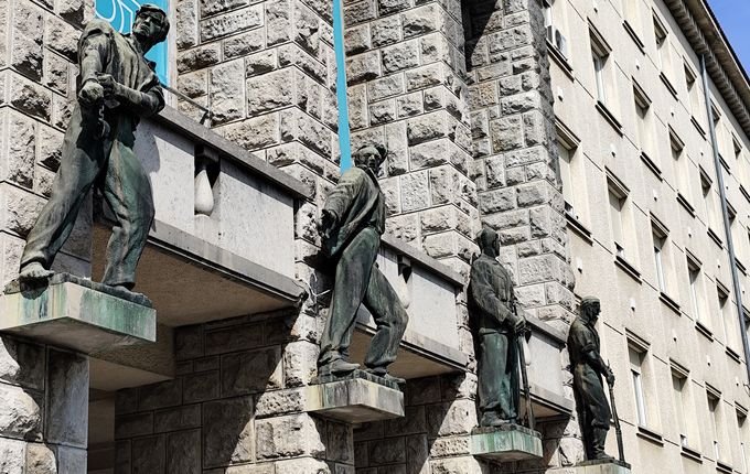 Kipi Borisa Kalina na pročelju. Foto: Blaž Kosovel.  